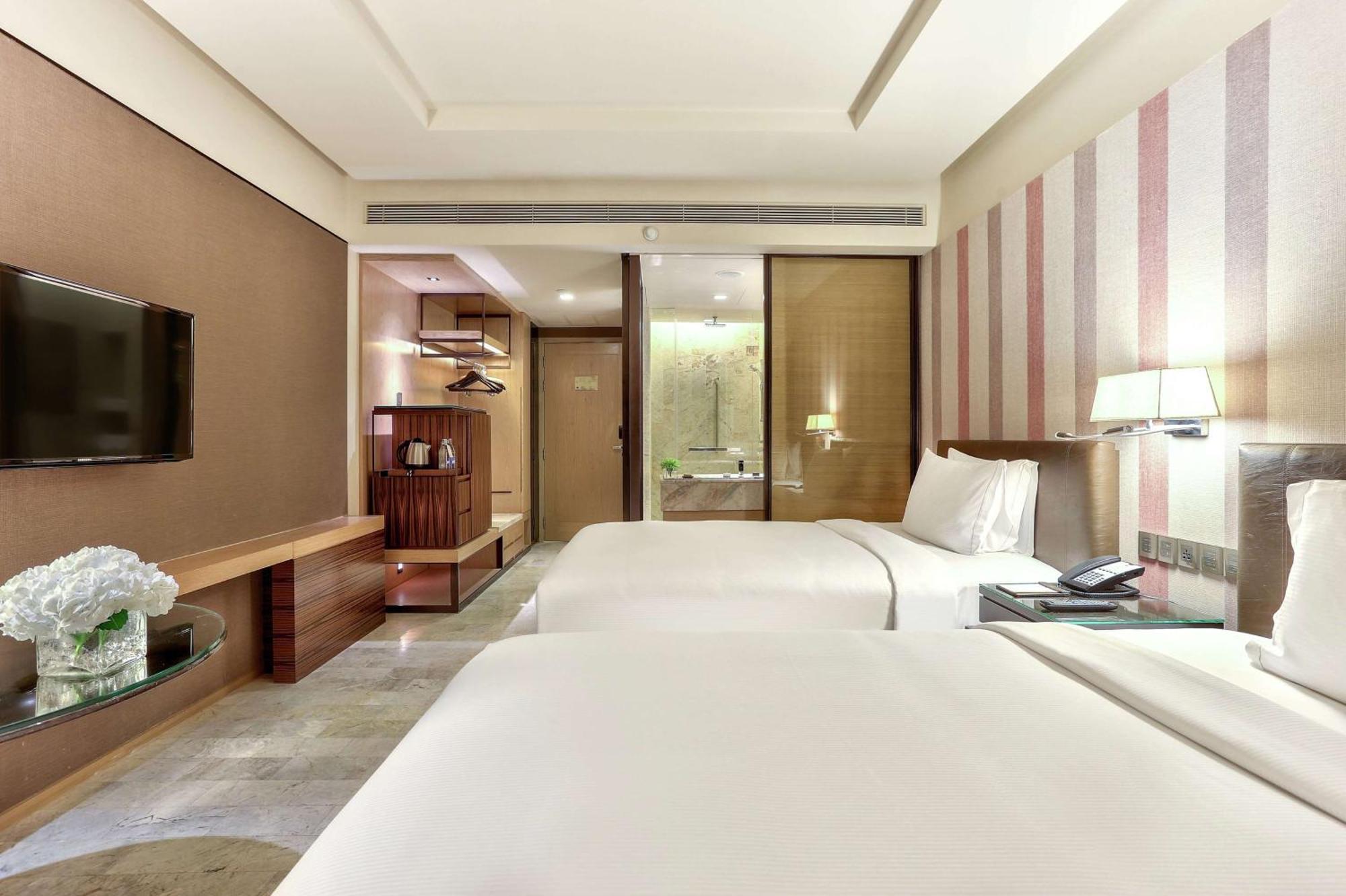 Отель Doubletree By Hilton Sukhumvit 5*