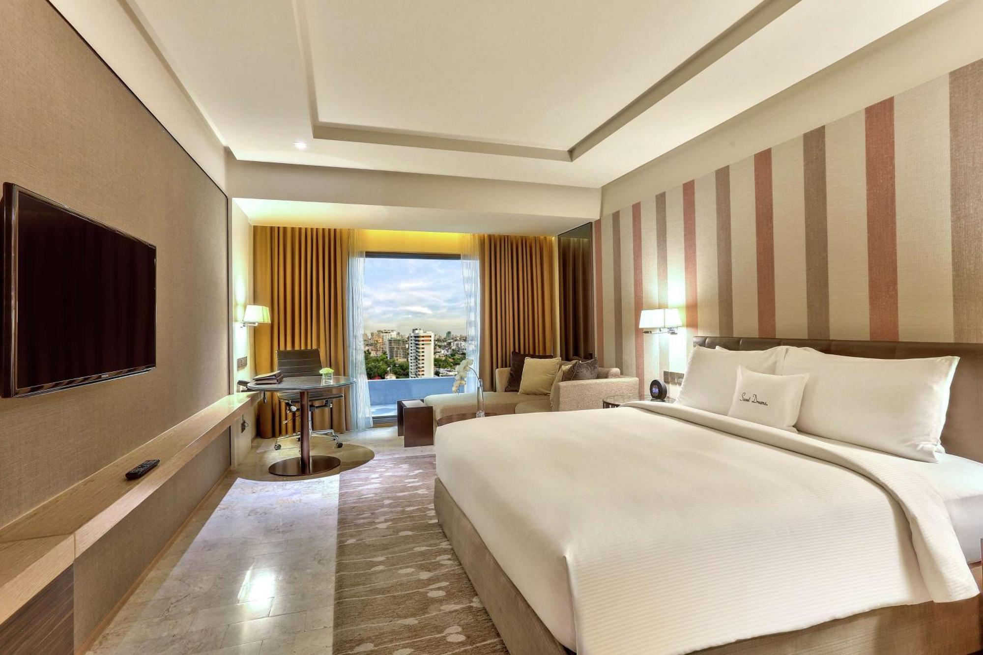Отель Doubletree By Hilton Sukhumvit 5*
